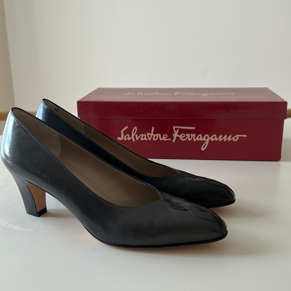 Vintage leather narrow Salvatore Ferragamo black & grey midheel shoes. Size 7 AA
